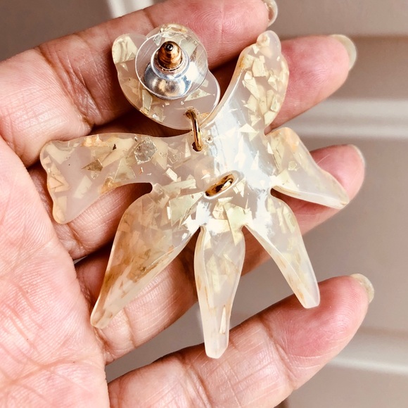 White/Gold accents Lily Resin Earring - Picture 6 of 7